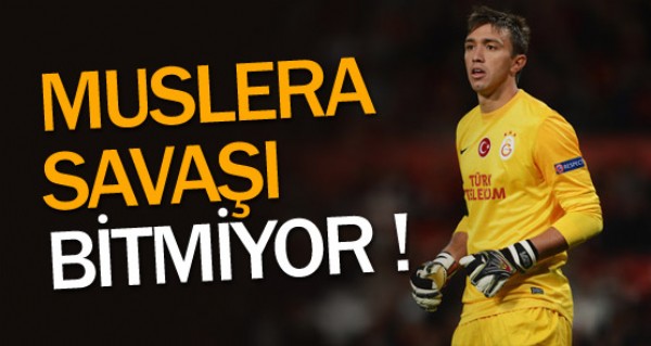 Muslera sava bitmek bilmiyor